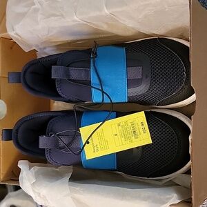 NEW Kids' All in Motion Black & Navy Sz 4 Fern Slip-On Performance Sneakers